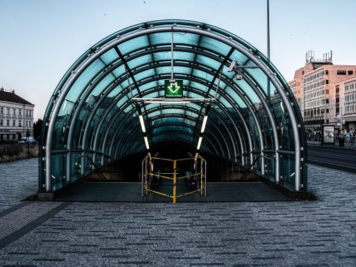 Sortie de métro, Prague